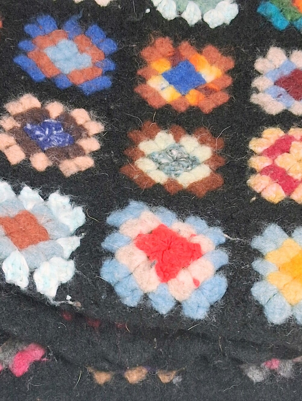 "Roseanne" Granny Square Heavy Wool 48x40 Handmade Vintage Scalloped Blanket - Picture 4 of 12